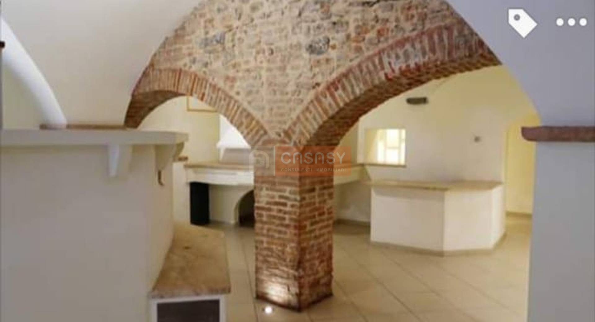 Locale commerciale in vendita a Albenga, Centro Storico