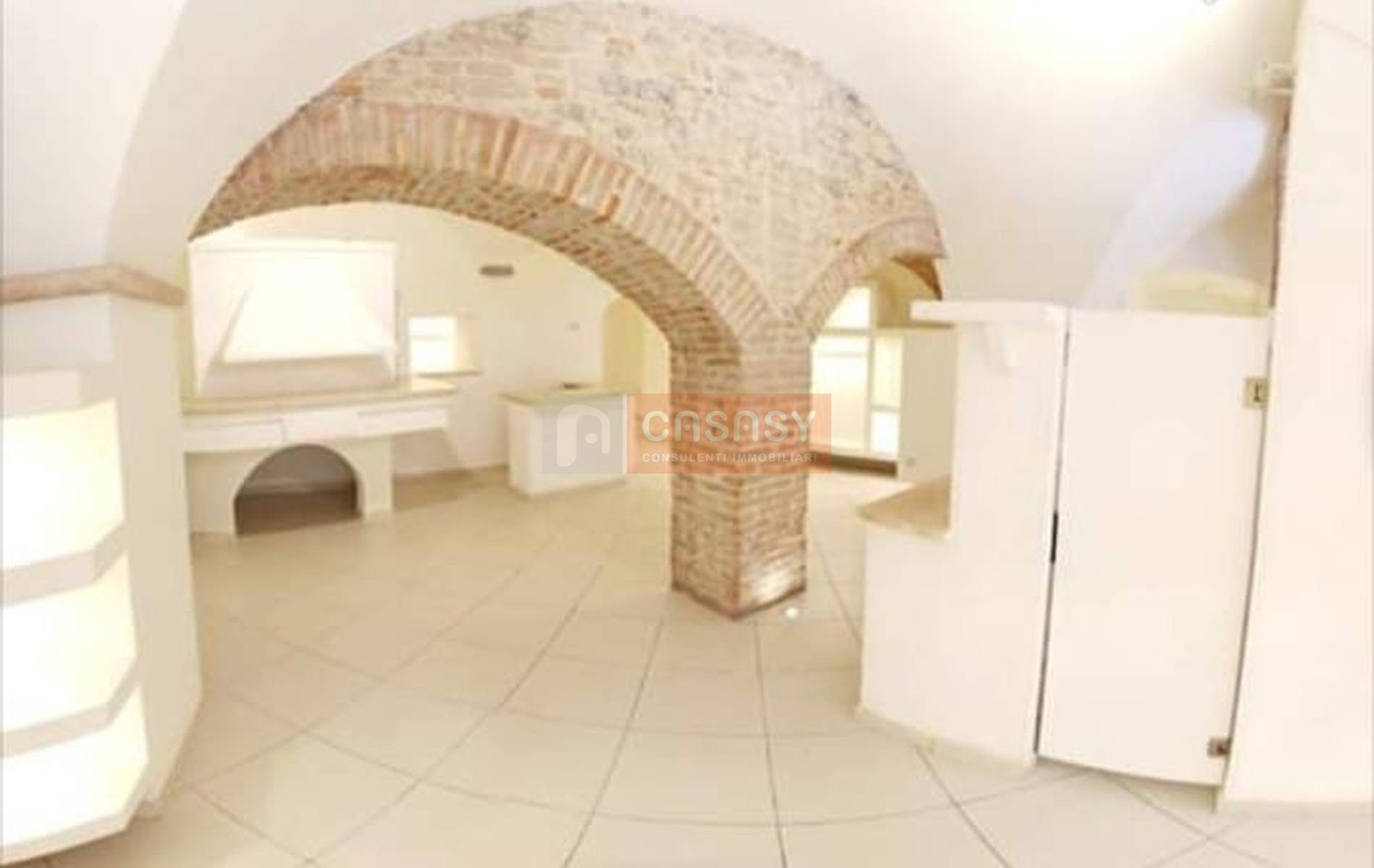 Locale commerciale in vendita a Albenga, Centro Storico