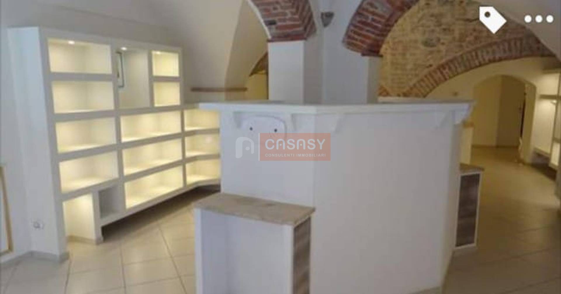 Locale commerciale in vendita a Albenga, Centro Storico