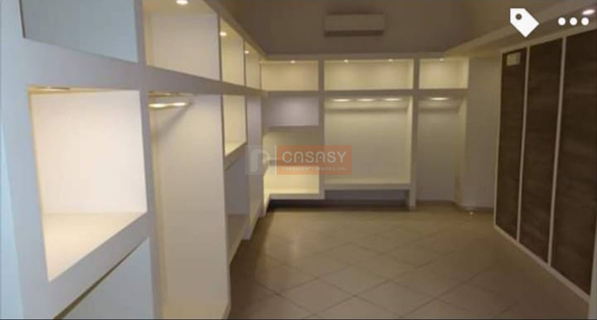 Locale commerciale in vendita a Albenga, Centro Storico