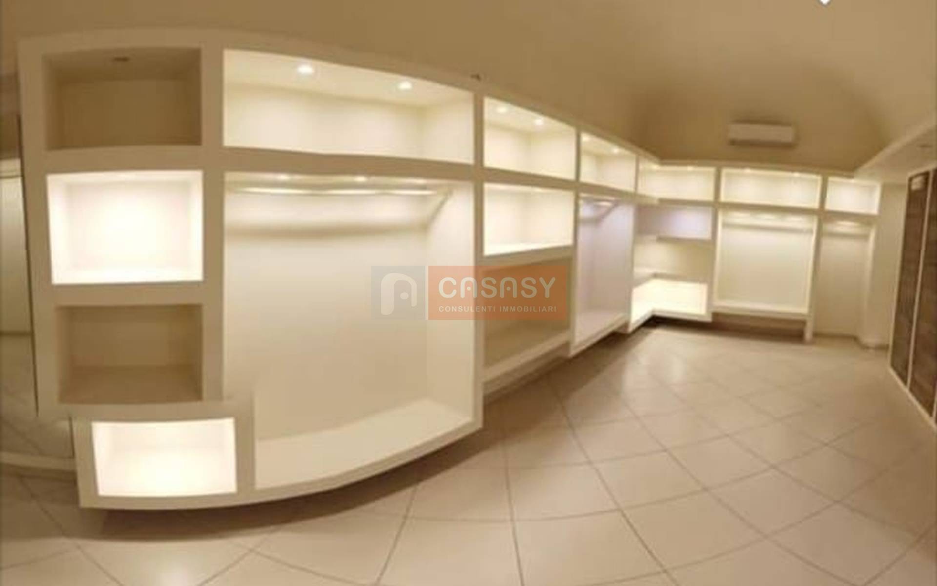 Locale commerciale in vendita a Albenga, Centro Storico