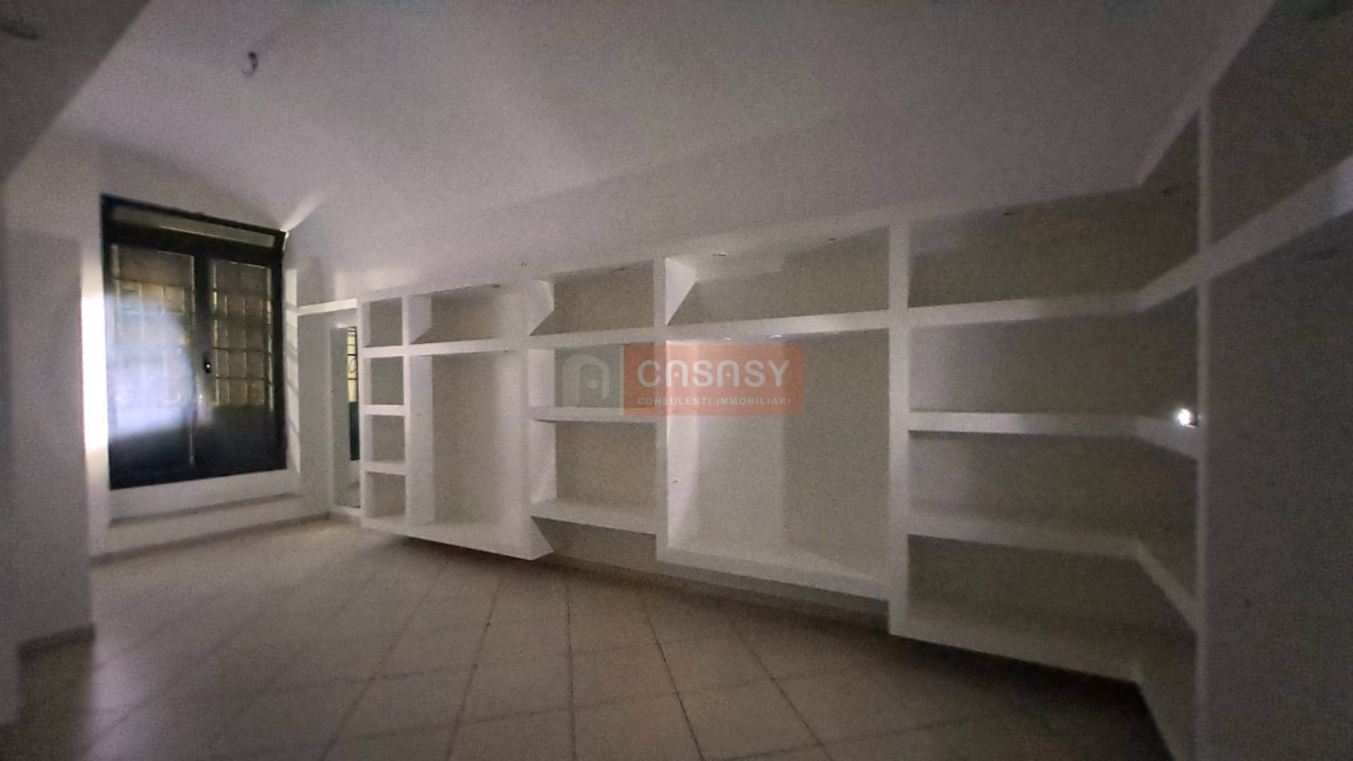 Locale commerciale in vendita a Albenga, Centro Storico