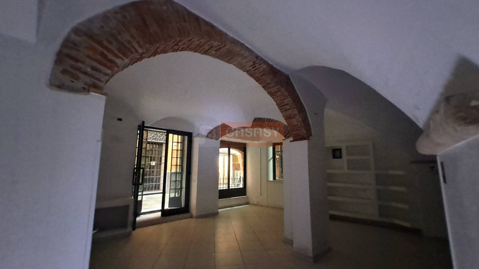 Locale commerciale in vendita a Albenga, Centro Storico