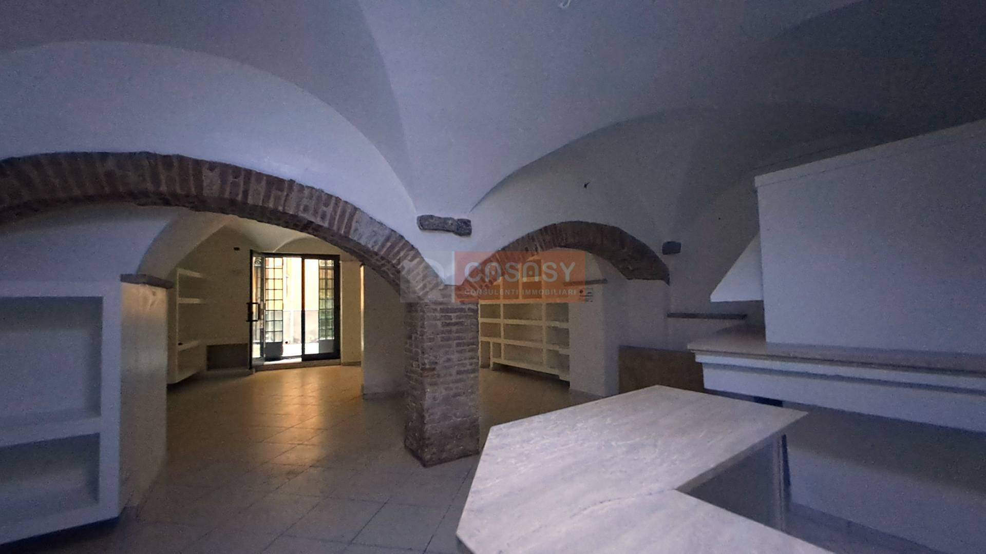 Locale commerciale in vendita a Albenga, Centro Storico