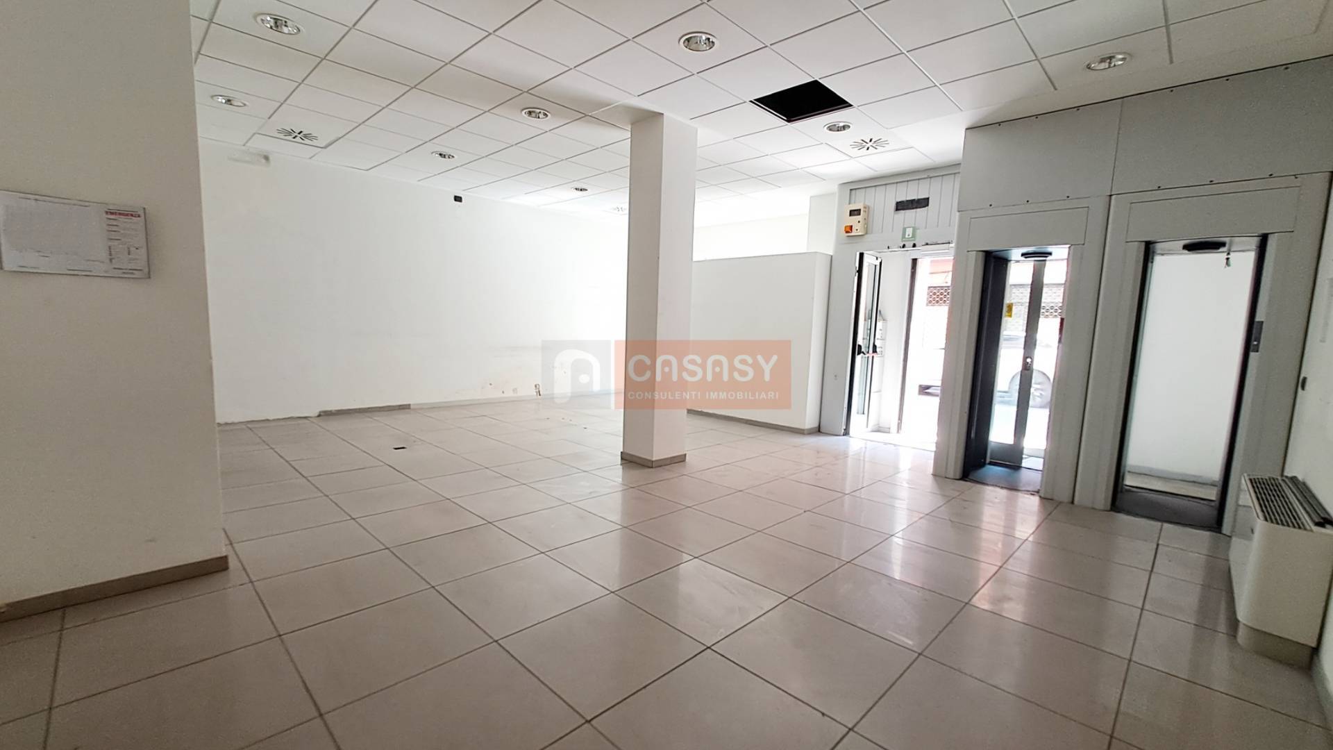 Locale commerciale in affitto a Albenga, Centrale