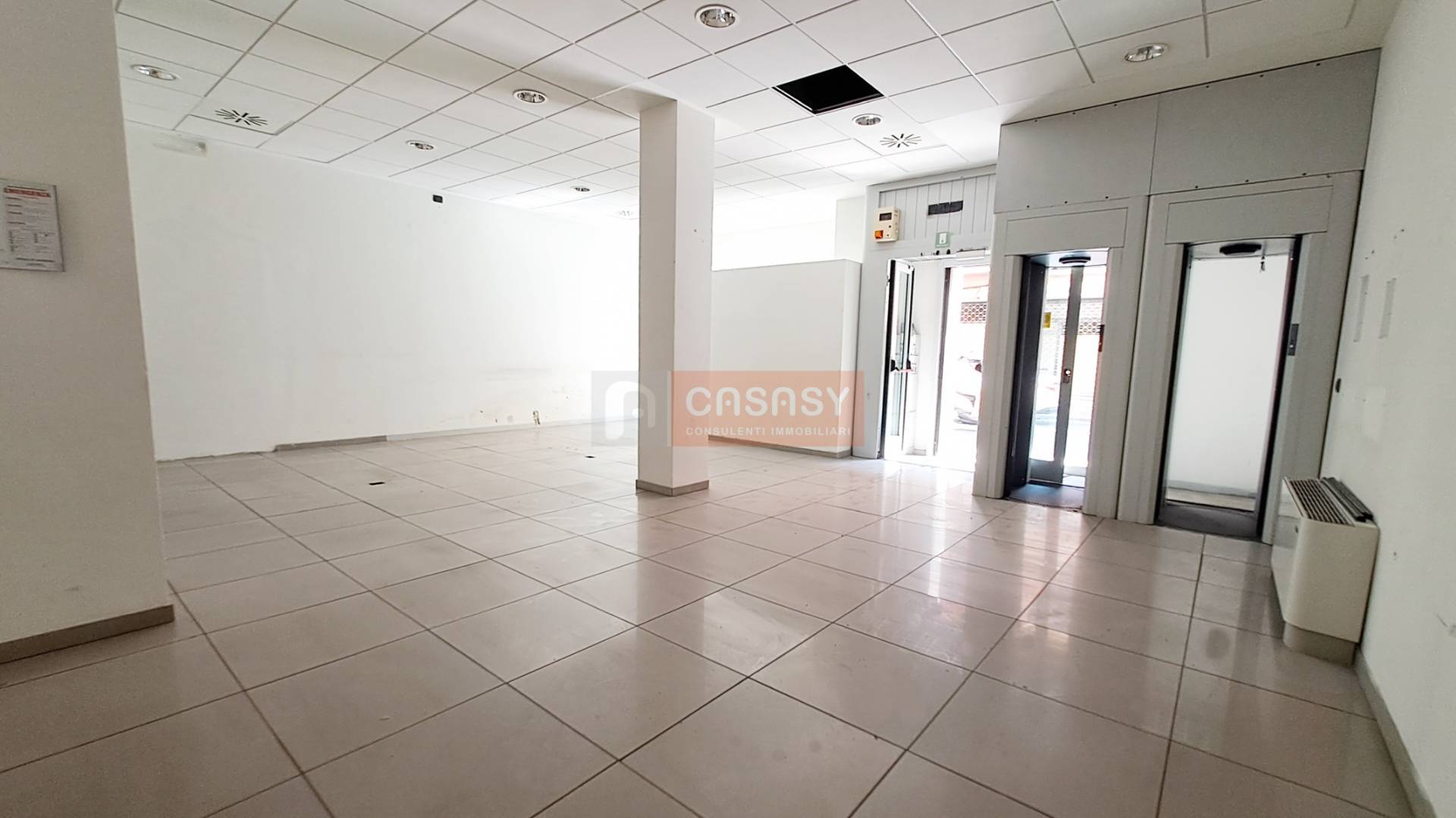 Locale commerciale in affitto a Albenga, Centrale