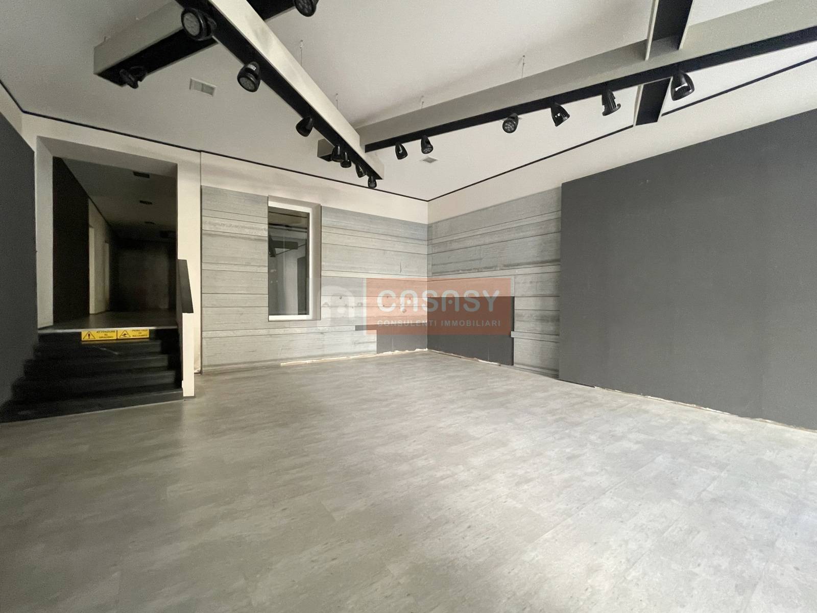 Locale commerciale in vendita a Albenga, Centrale