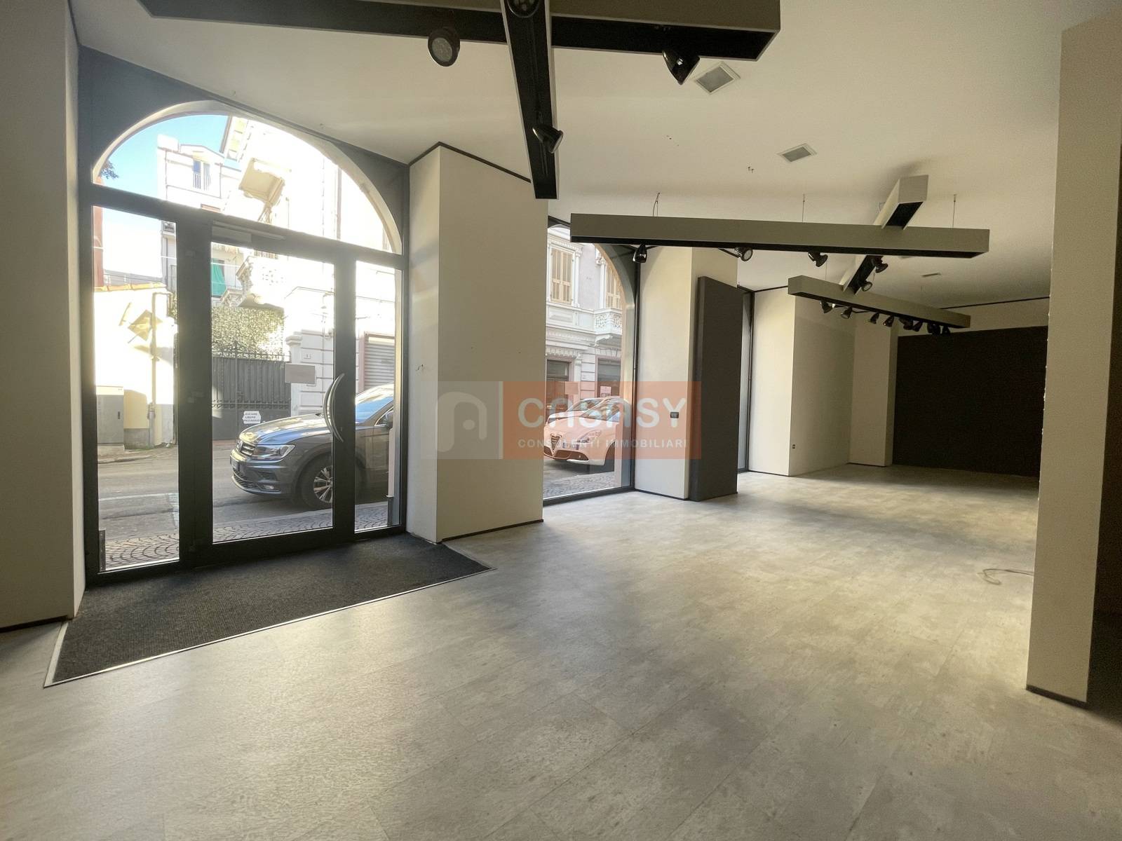 Locale commerciale in vendita a Albenga, Centrale