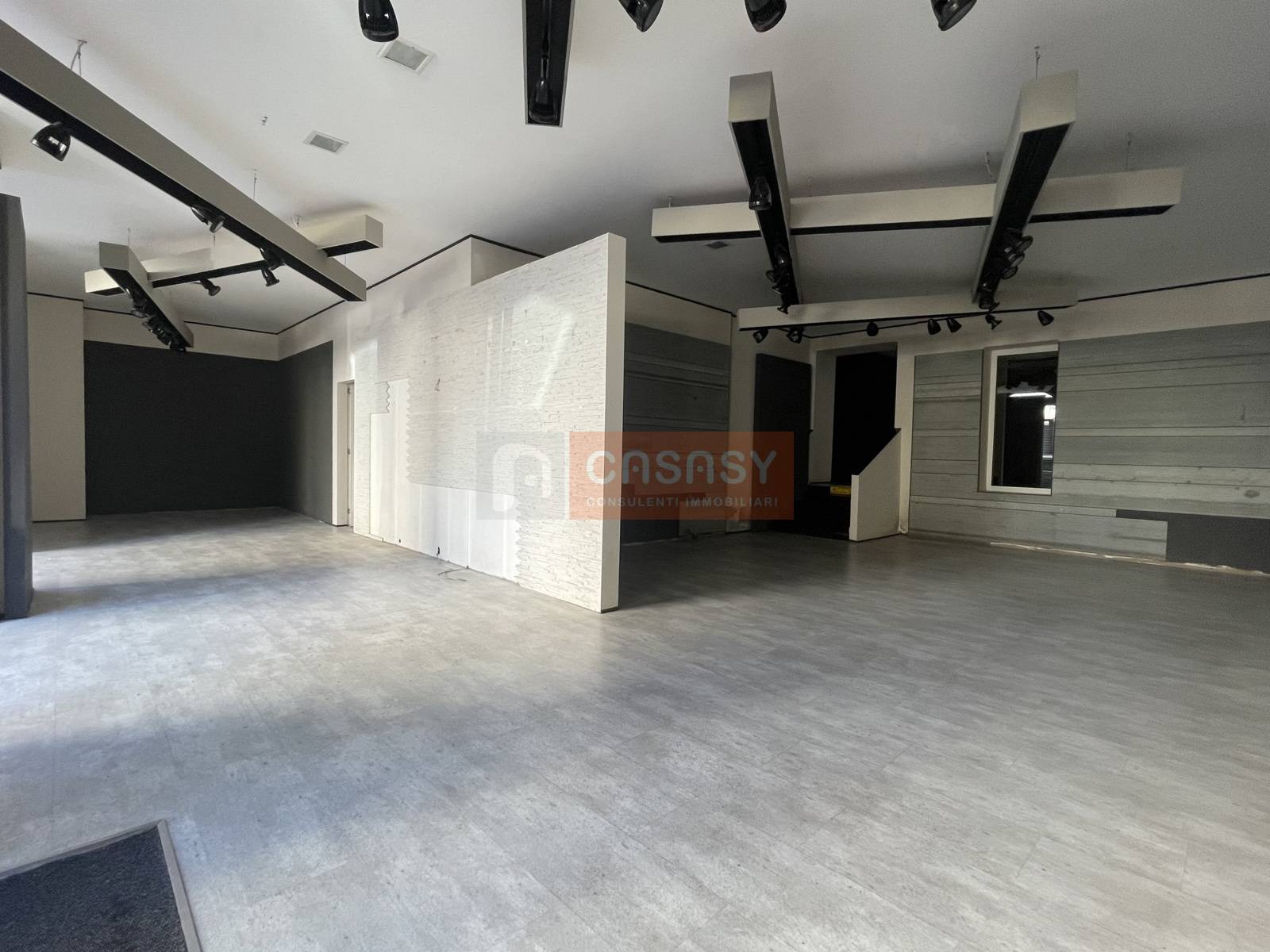 Locale commerciale in vendita a Albenga, Centrale