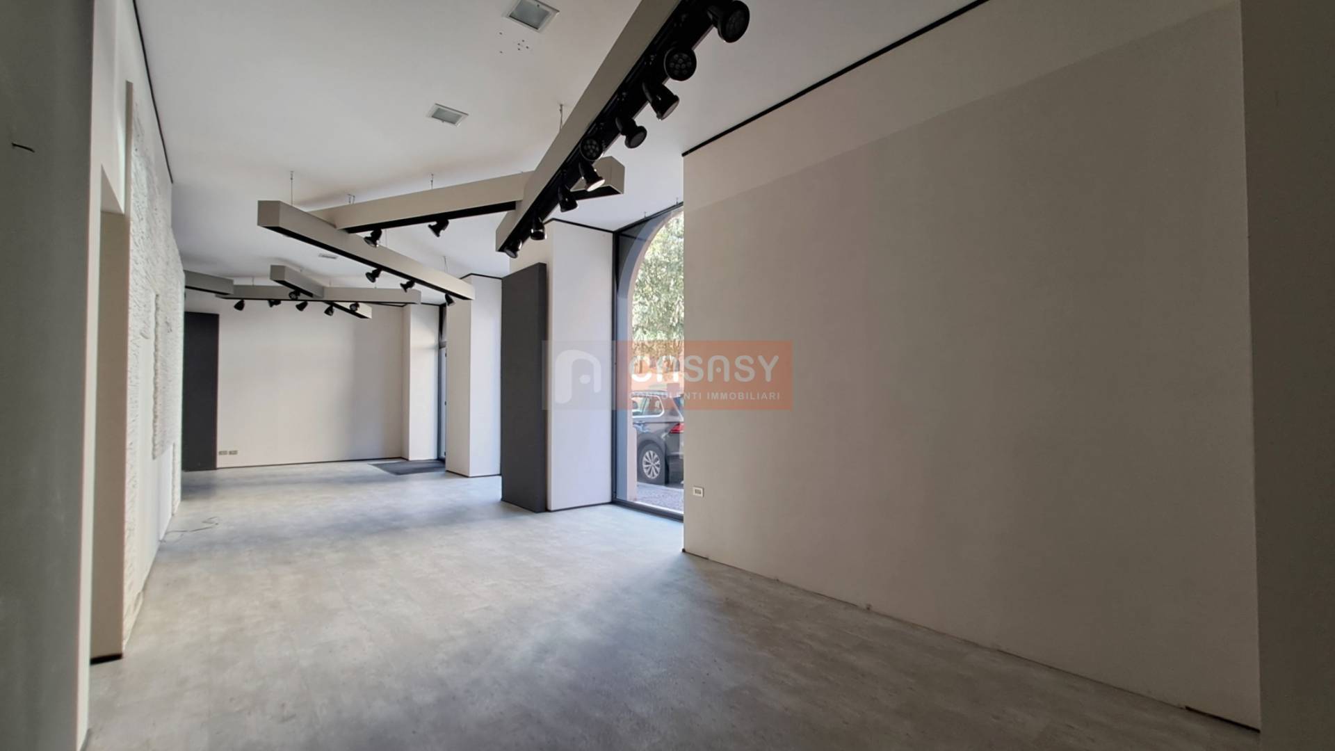 Locale commerciale in vendita a Albenga, Centrale