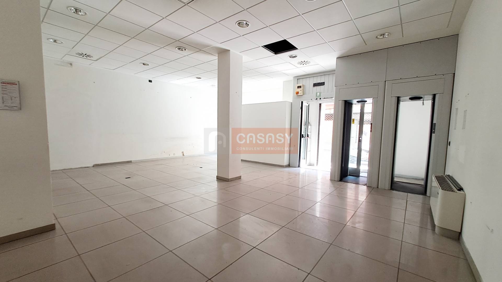 Locale commerciale in affitto a Albenga, Centrale