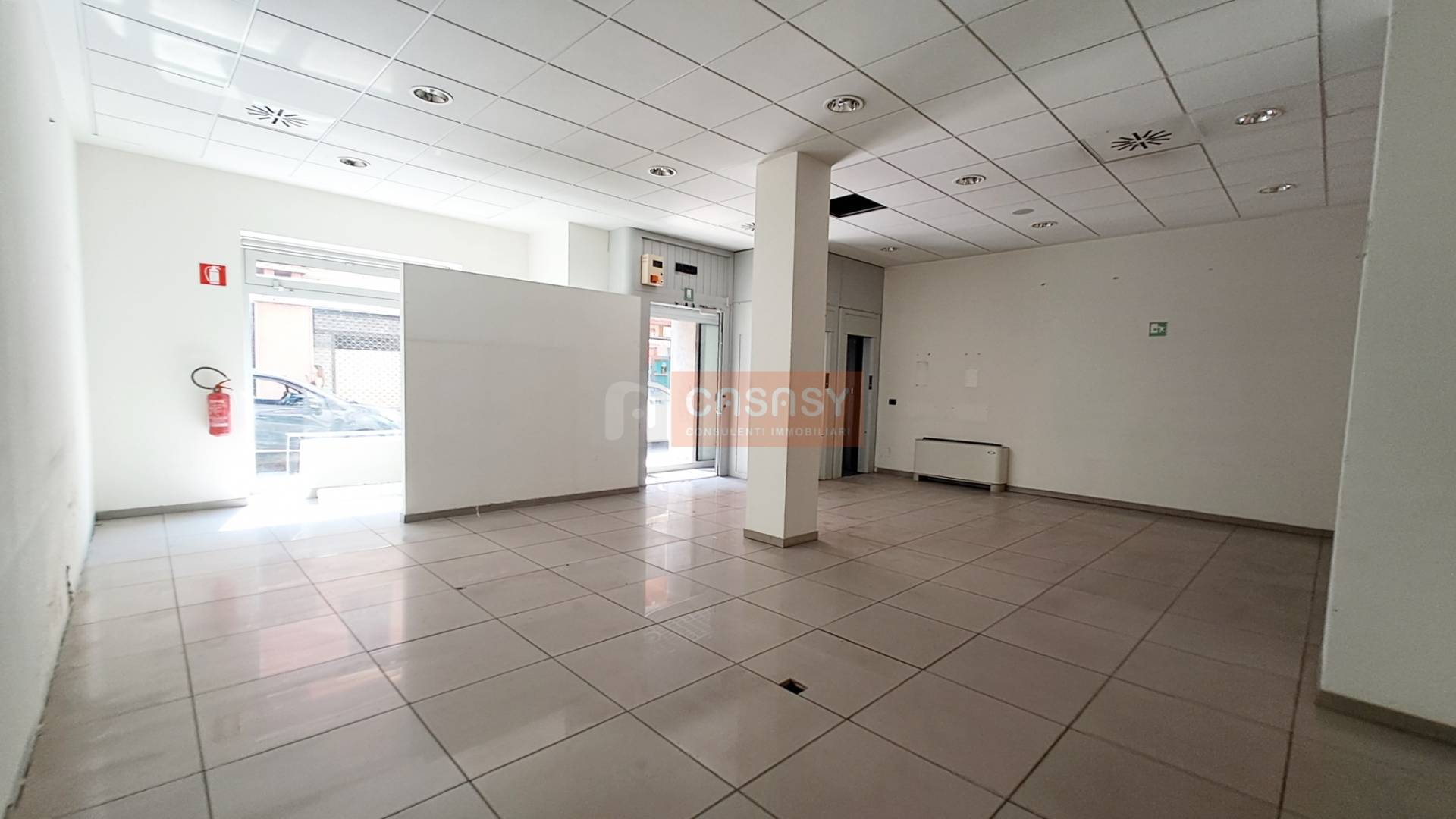 Locale commerciale in affitto a Albenga, Centrale