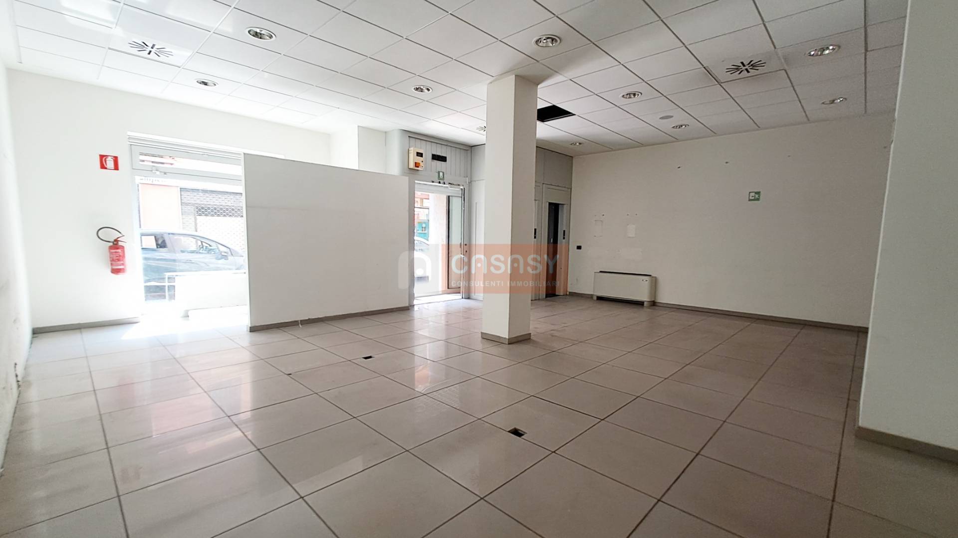 Locale commerciale in affitto a Albenga, Centrale