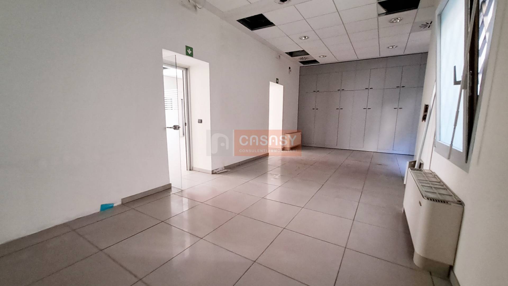 Locale commerciale in affitto a Albenga, Centrale