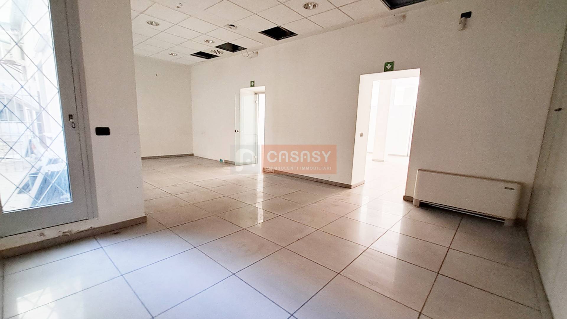 Locale commerciale in affitto a Albenga, Centrale