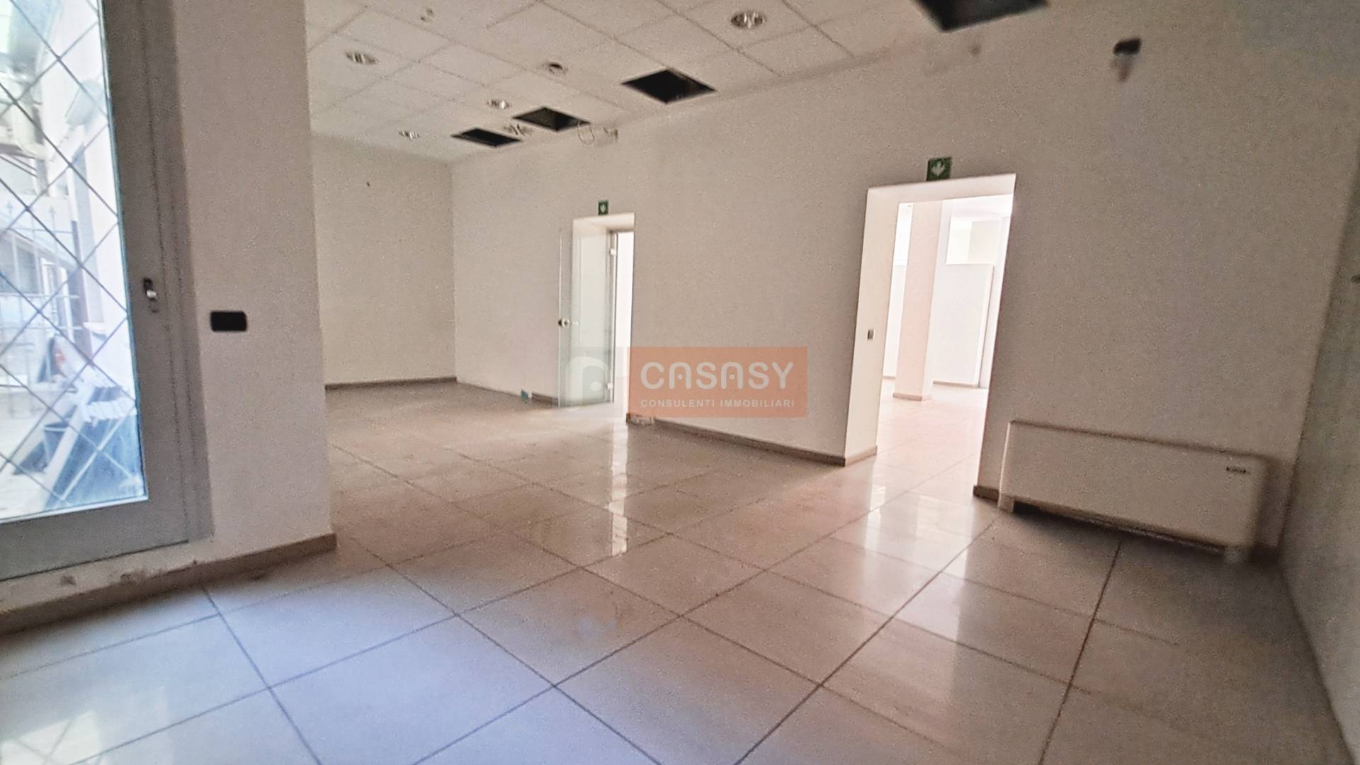 Locale commerciale in affitto a Albenga, Centrale