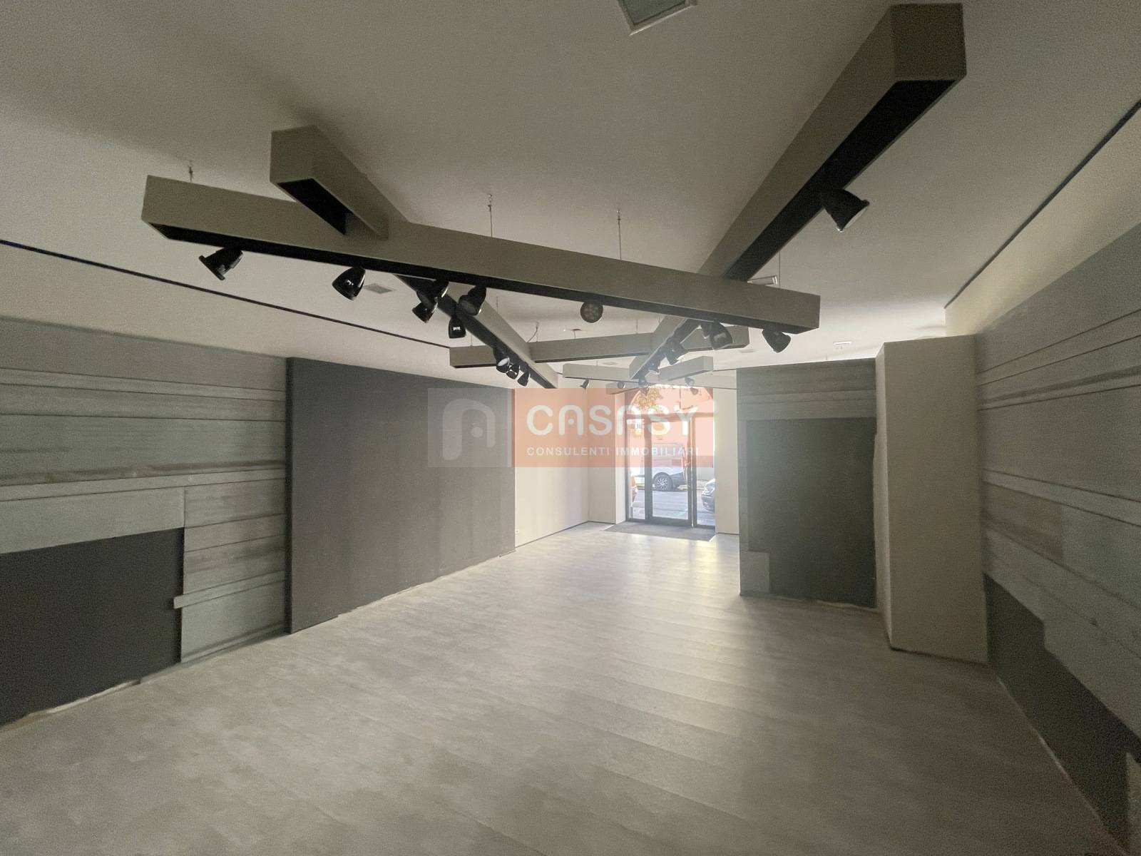 Locale commerciale in vendita a Albenga, Centrale