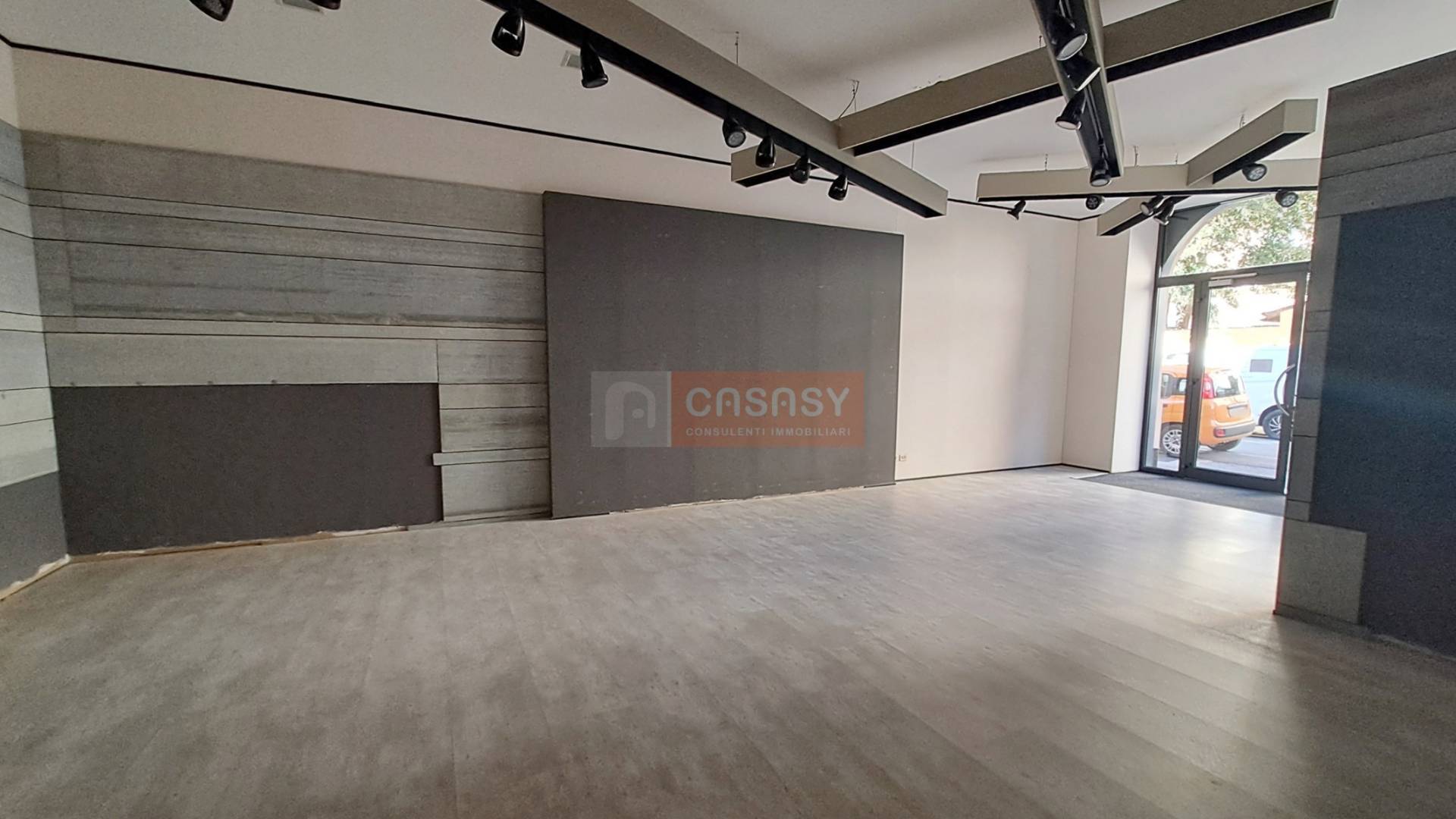 Locale commerciale in vendita a Albenga, Centrale