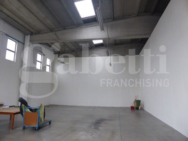 Capannone con box doppio a Silea