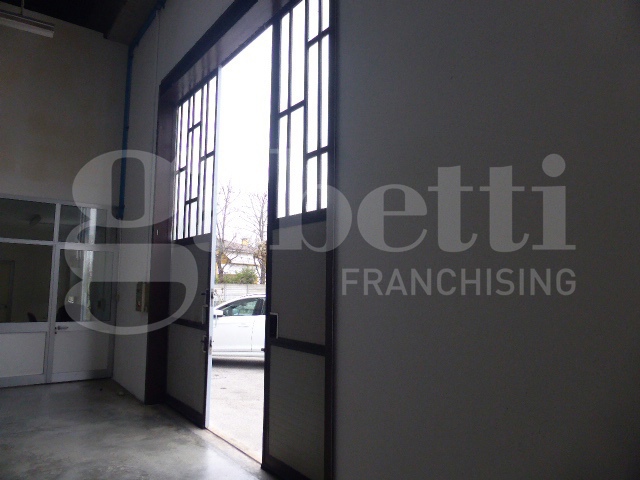 Capannone con box doppio a Silea