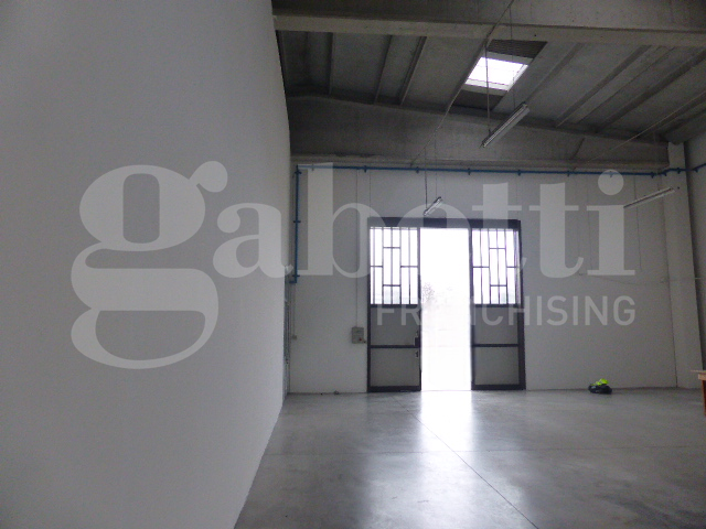 Capannone con box doppio a Silea