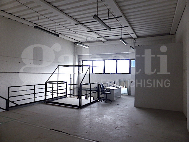 Capannone con box doppio a Casier