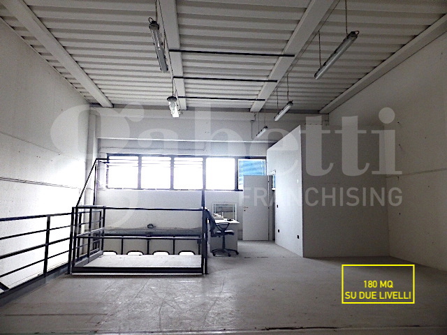 Capannone con box doppio a Casier