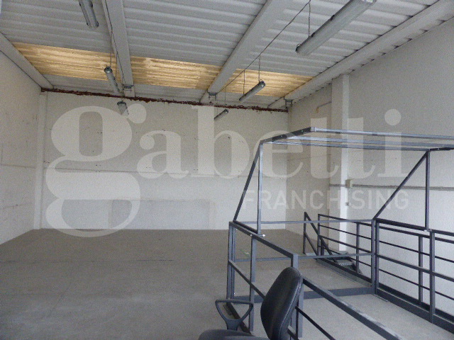 Capannone con box doppio a Casier