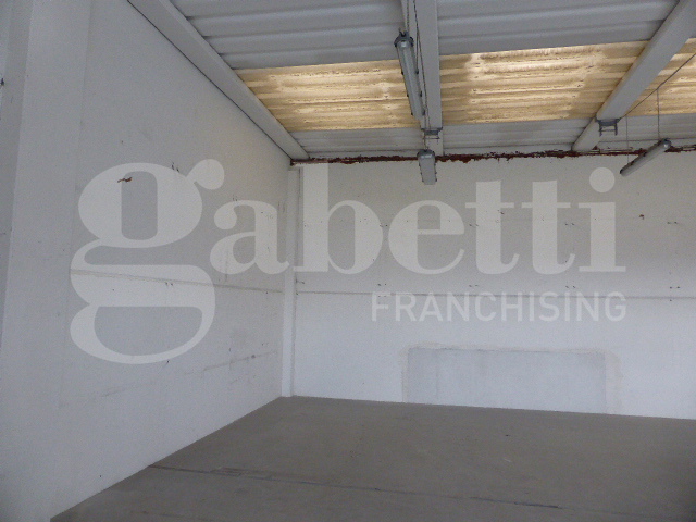 Capannone con box doppio a Casier