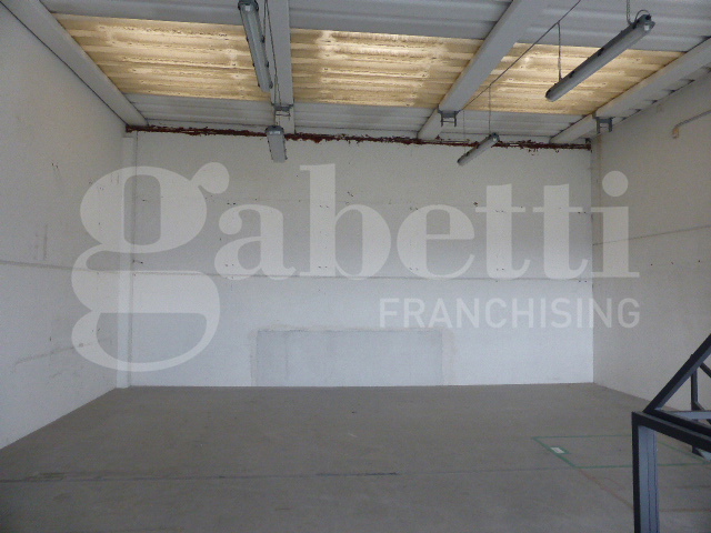 Capannone con box doppio a Casier