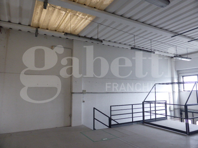 Capannone con box doppio a Casier