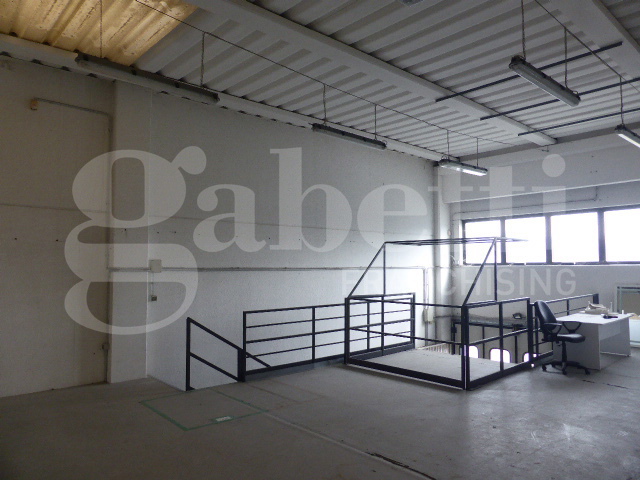 Capannone con box doppio a Casier