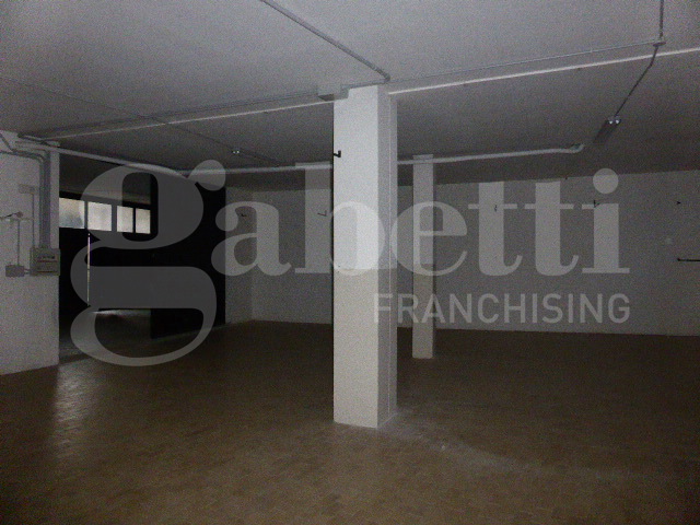 Capannone con box doppio a Paese