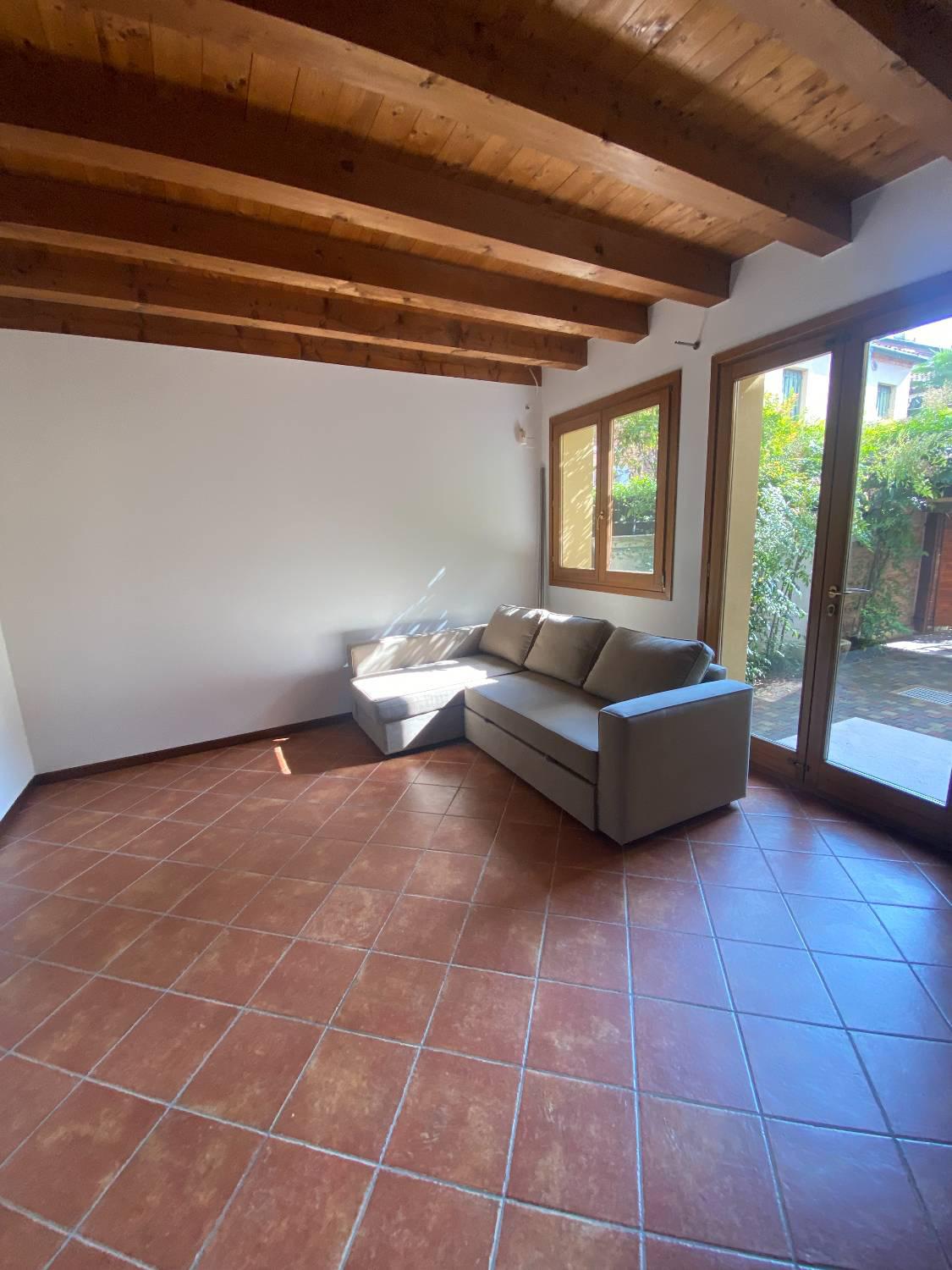 Casa indipendente arredata in affitto a Venezia