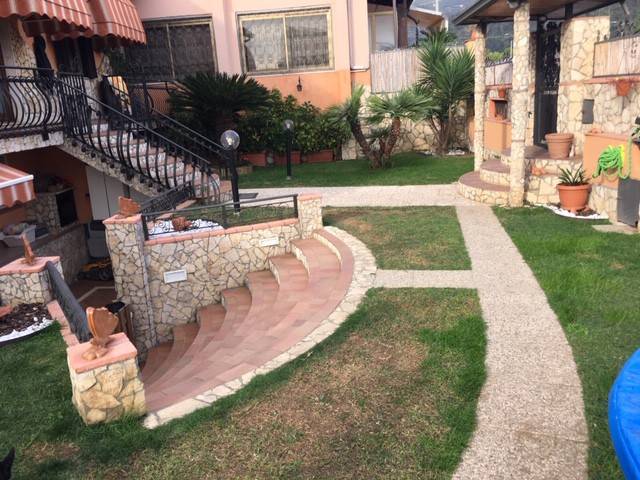 Villa Bifamiliare con giardino a Montignoso