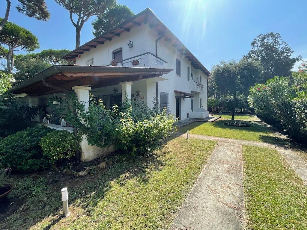 Villa Bifamiliare con giardino a Forte dei Marmi