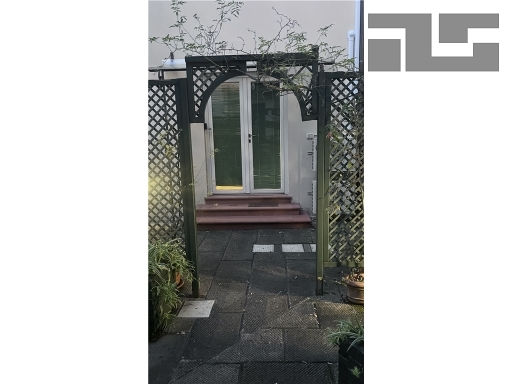 Bilocale con giardino, Firenze cure