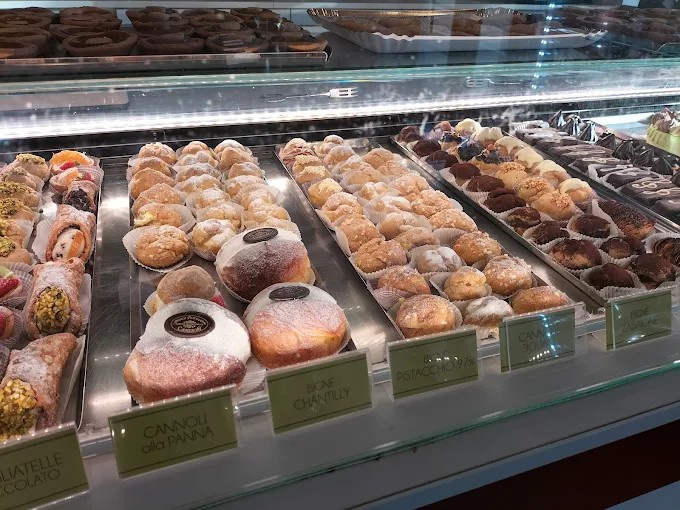 Locale commerciale in vendita in via mirabello, Pavia