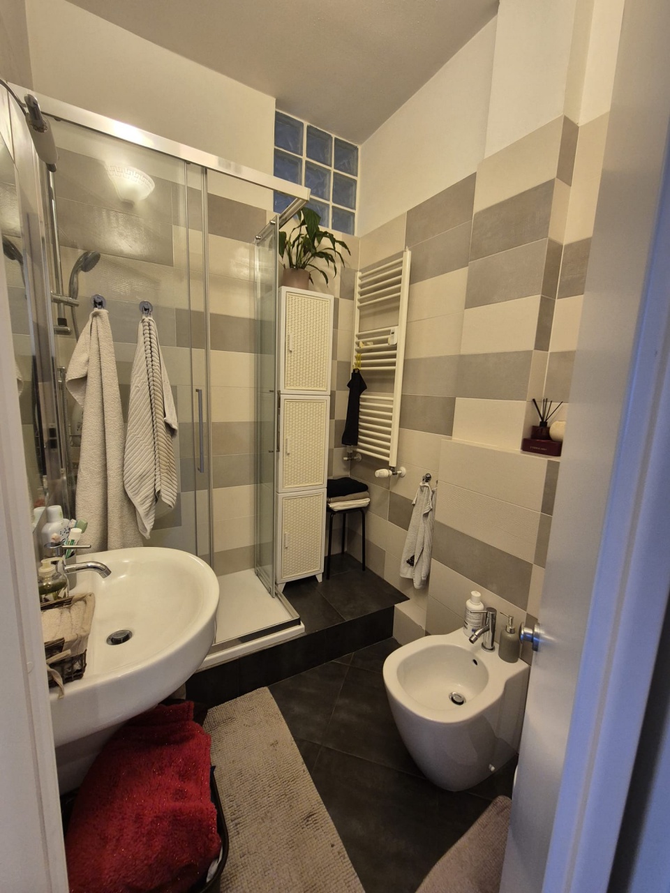 Trilocale con box in piazza addobbati, Pavia