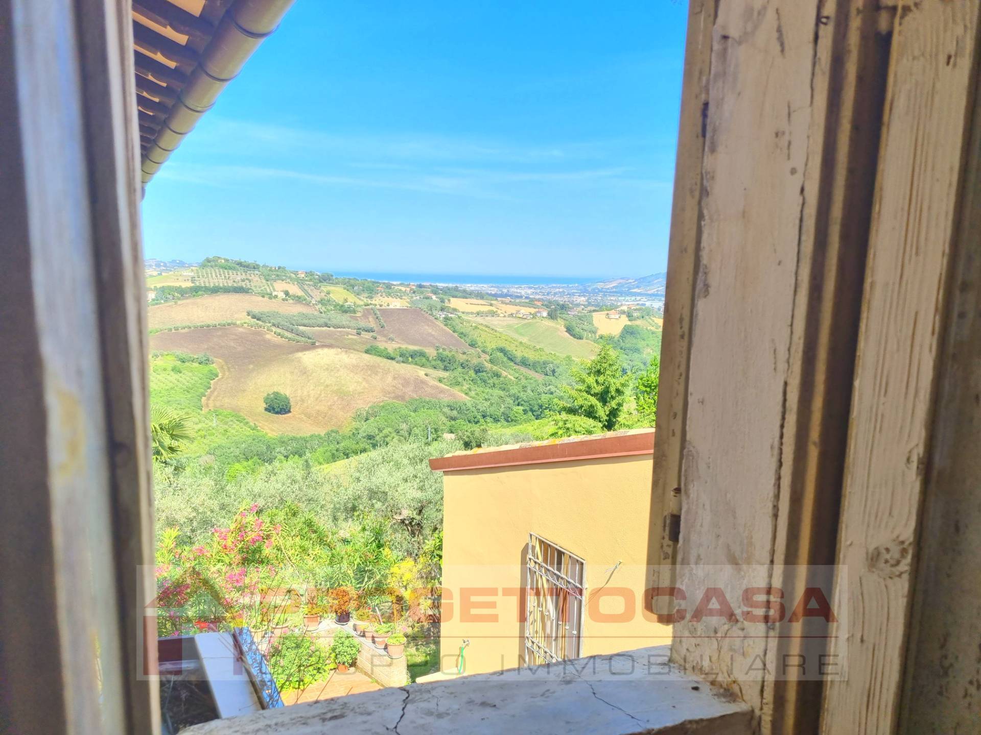 Casa cielo-terra in vendita a Monsampolo del Tronto