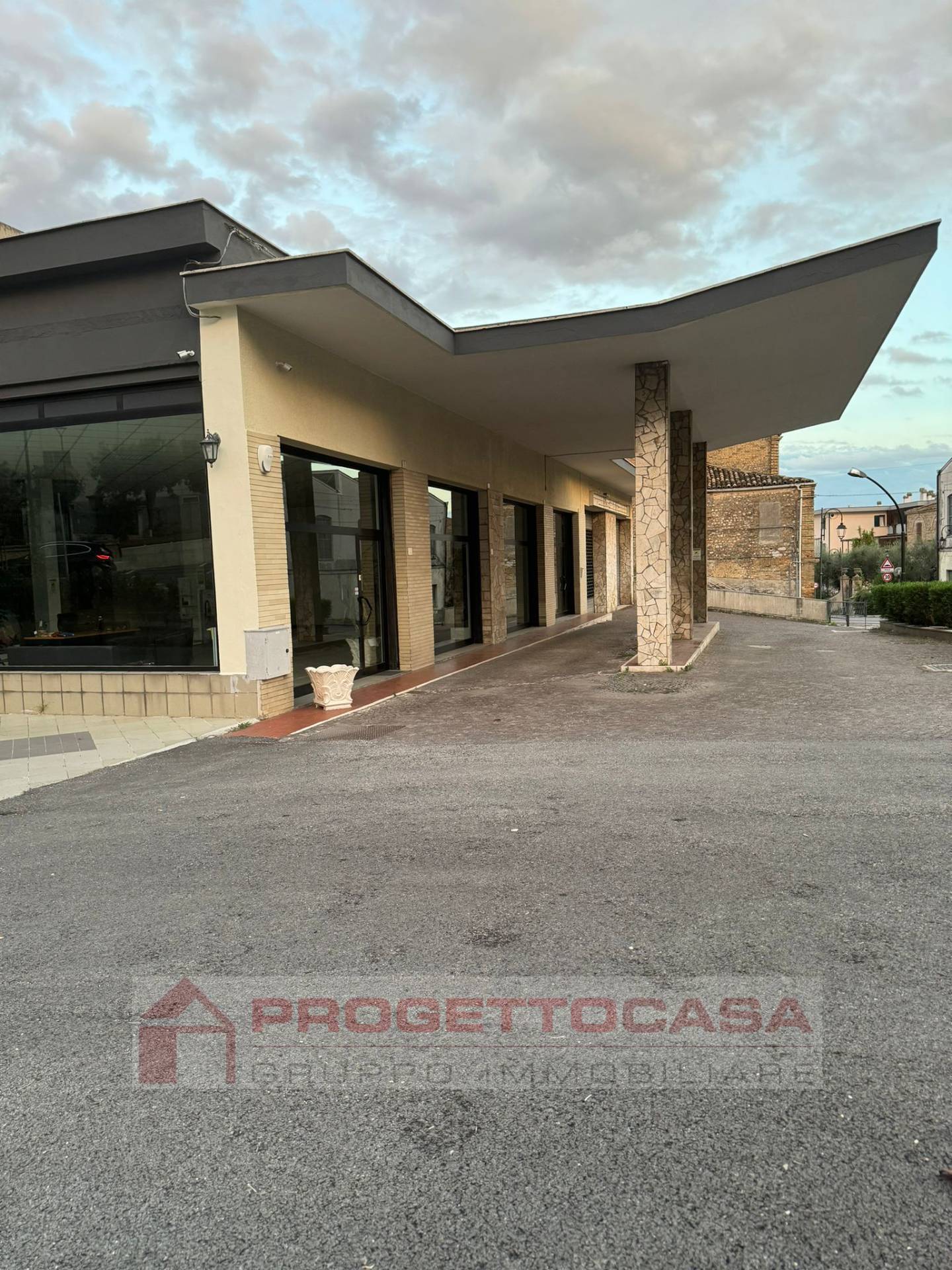 Locale Commerciale in affitto a Nereto, Zona Industriale/Artigianale