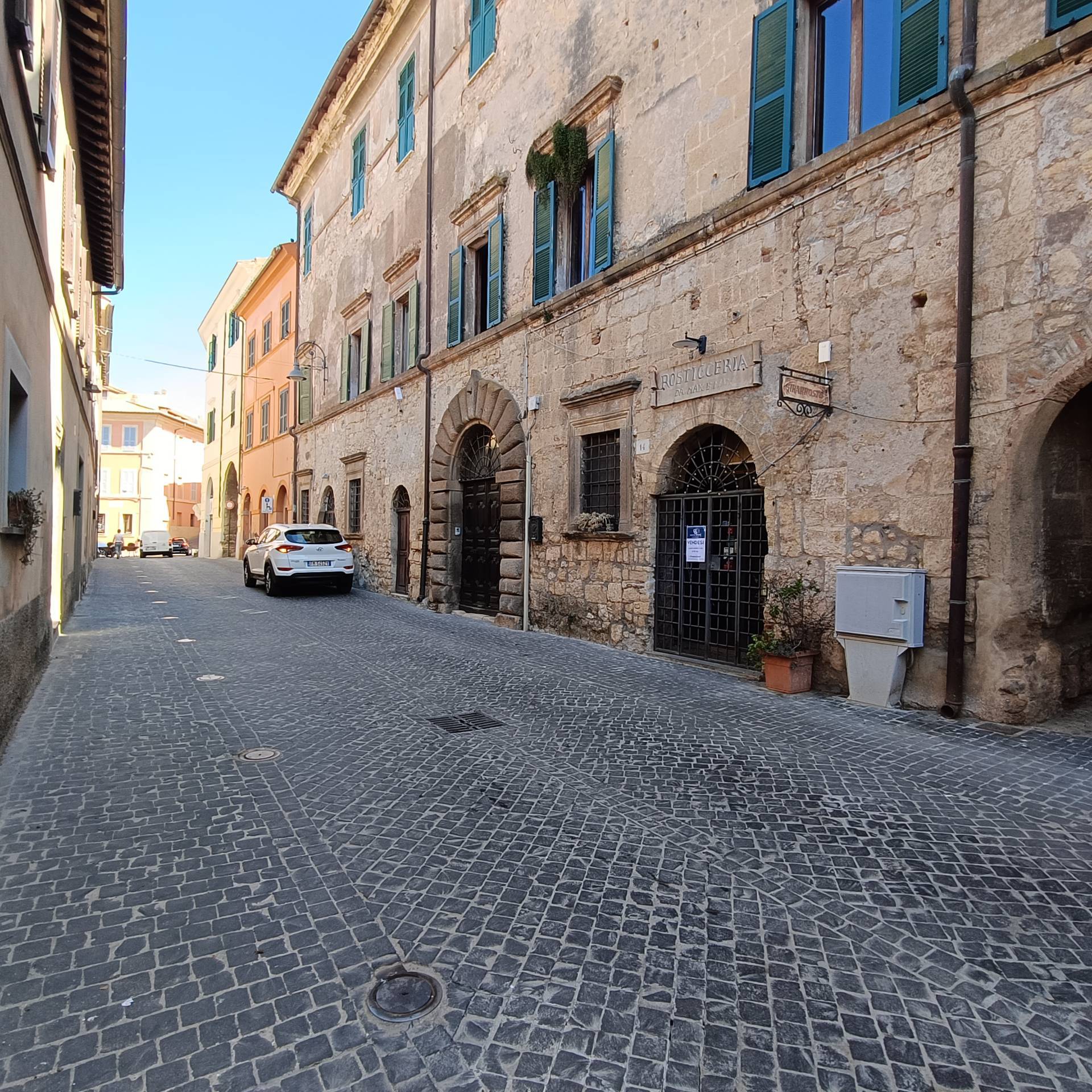 Locale commerciale in vendita a Tarquinia, Centro Storico