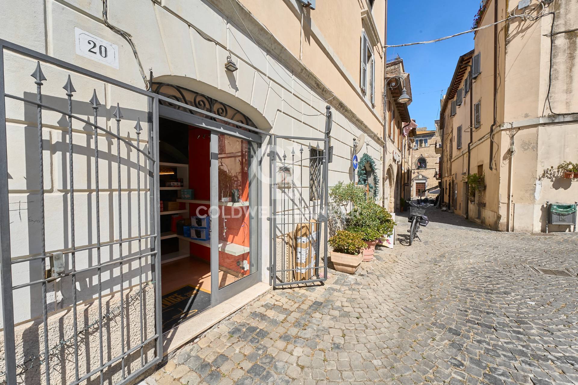 Locale commerciale in affitto a Tarquinia, Centro Storico