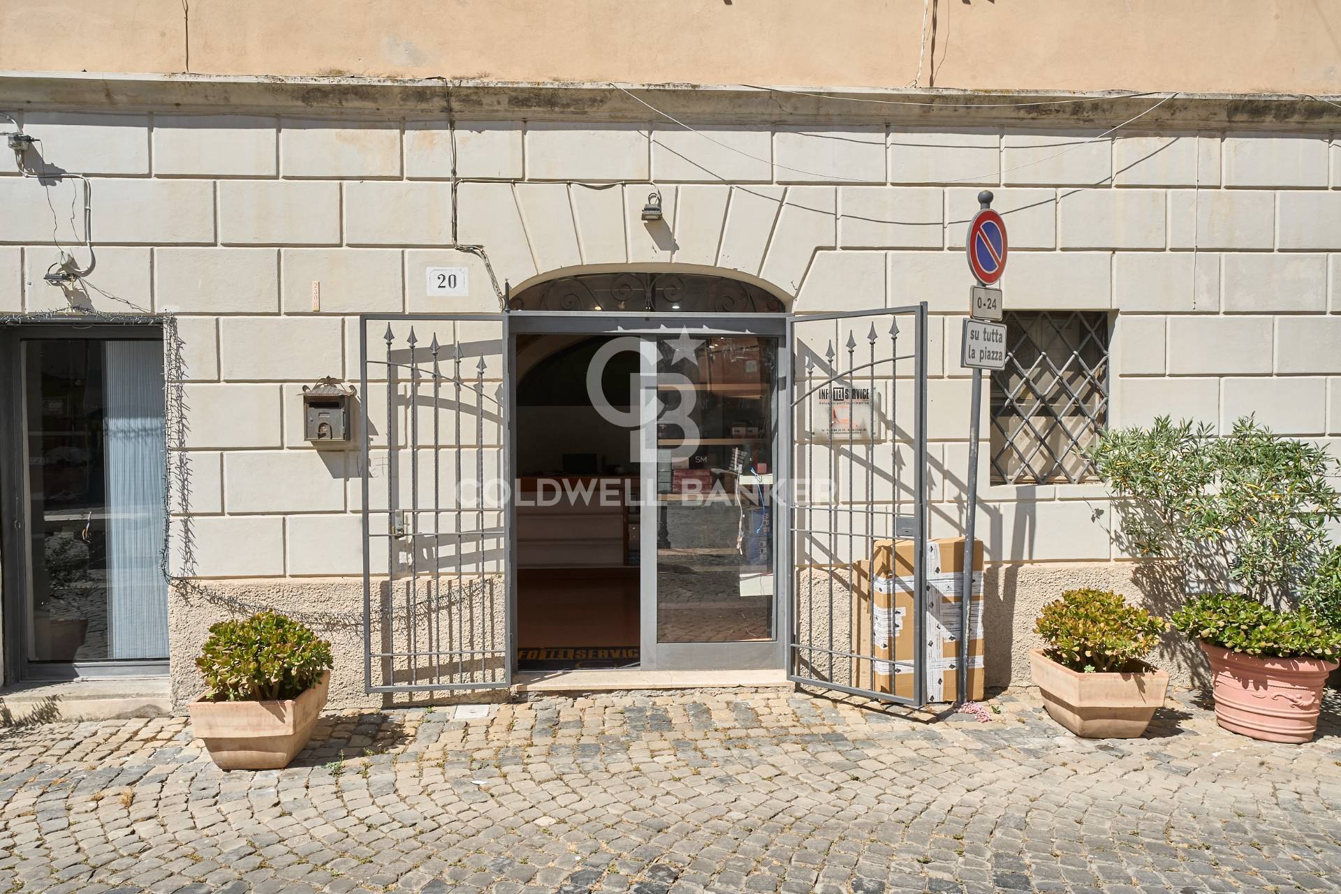 Locale commerciale in affitto a Tarquinia, Centro Storico