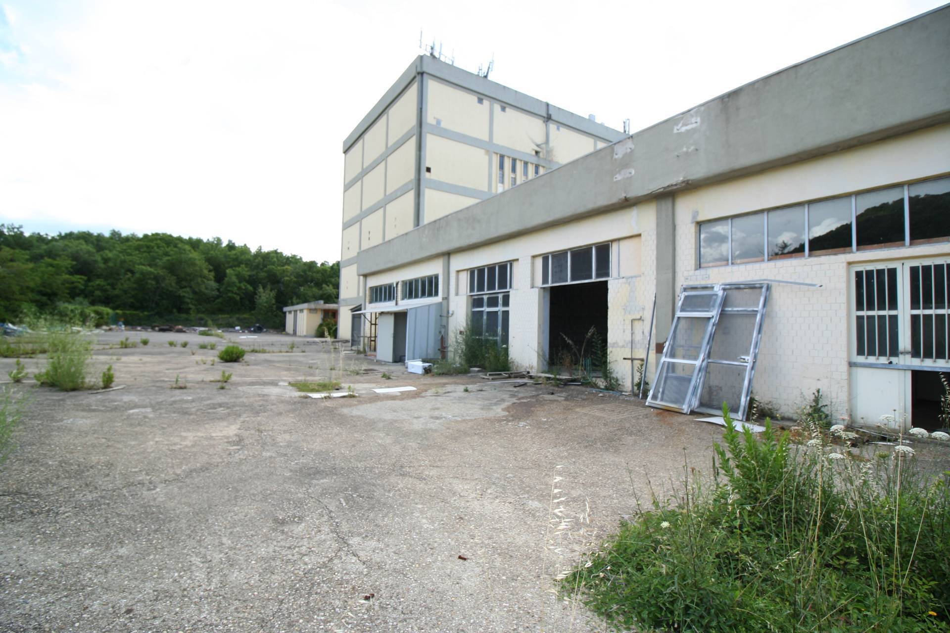 Edificio Industriale in vendita a Viterbo