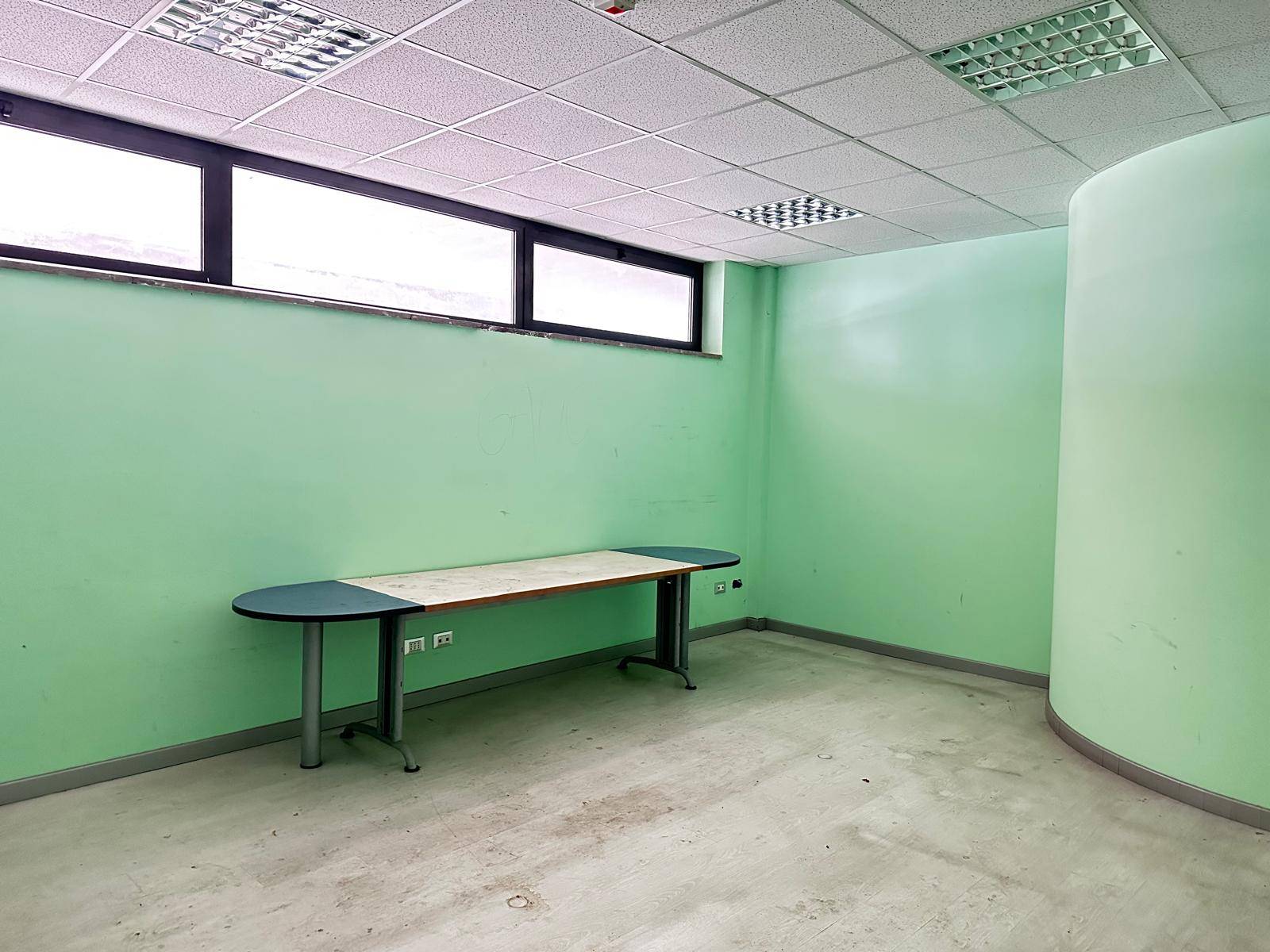 Ufficio in vendita a Viterbo, Pilastro