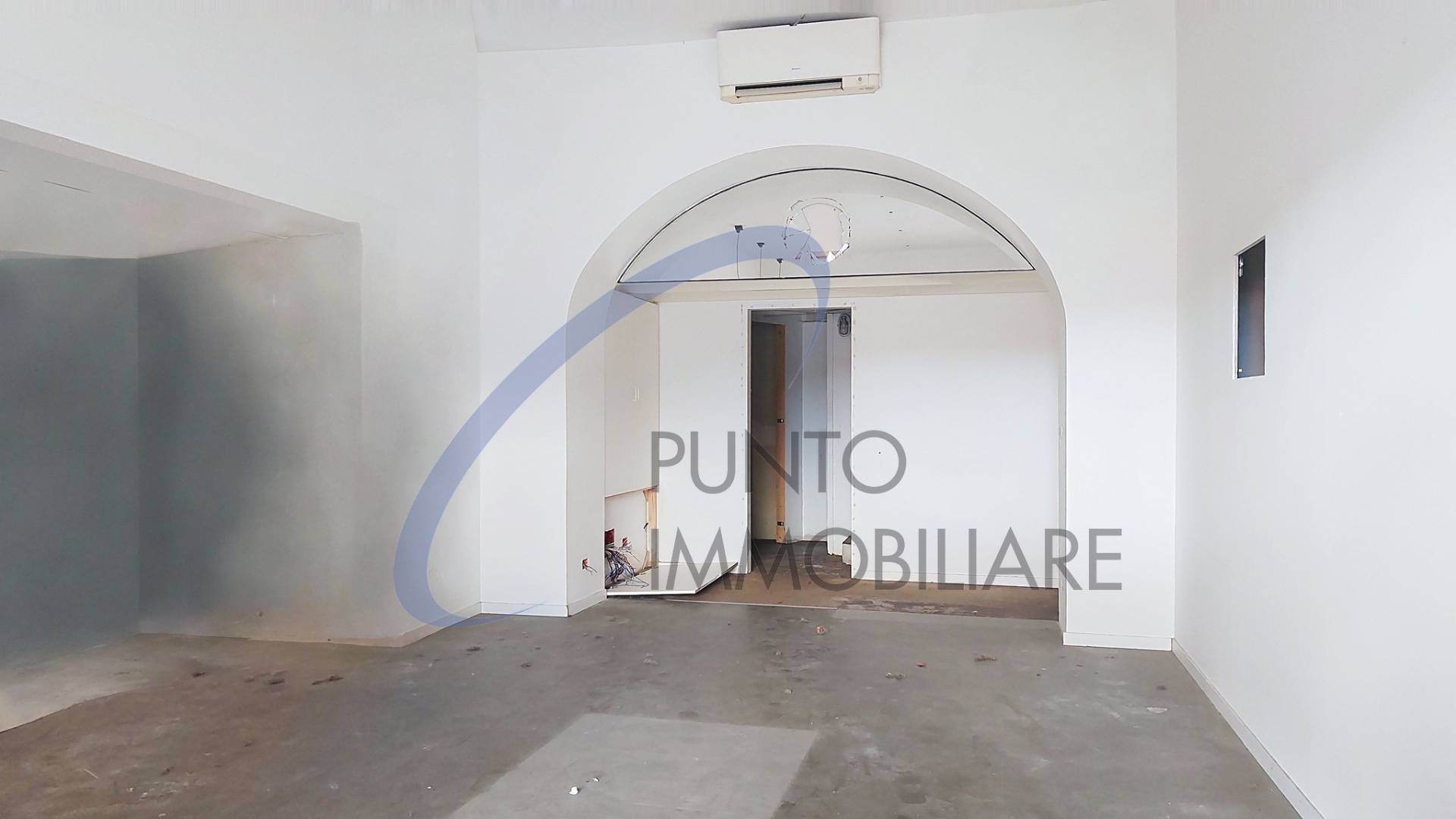 Locale commerciale in affitto a Chiavari, Centro