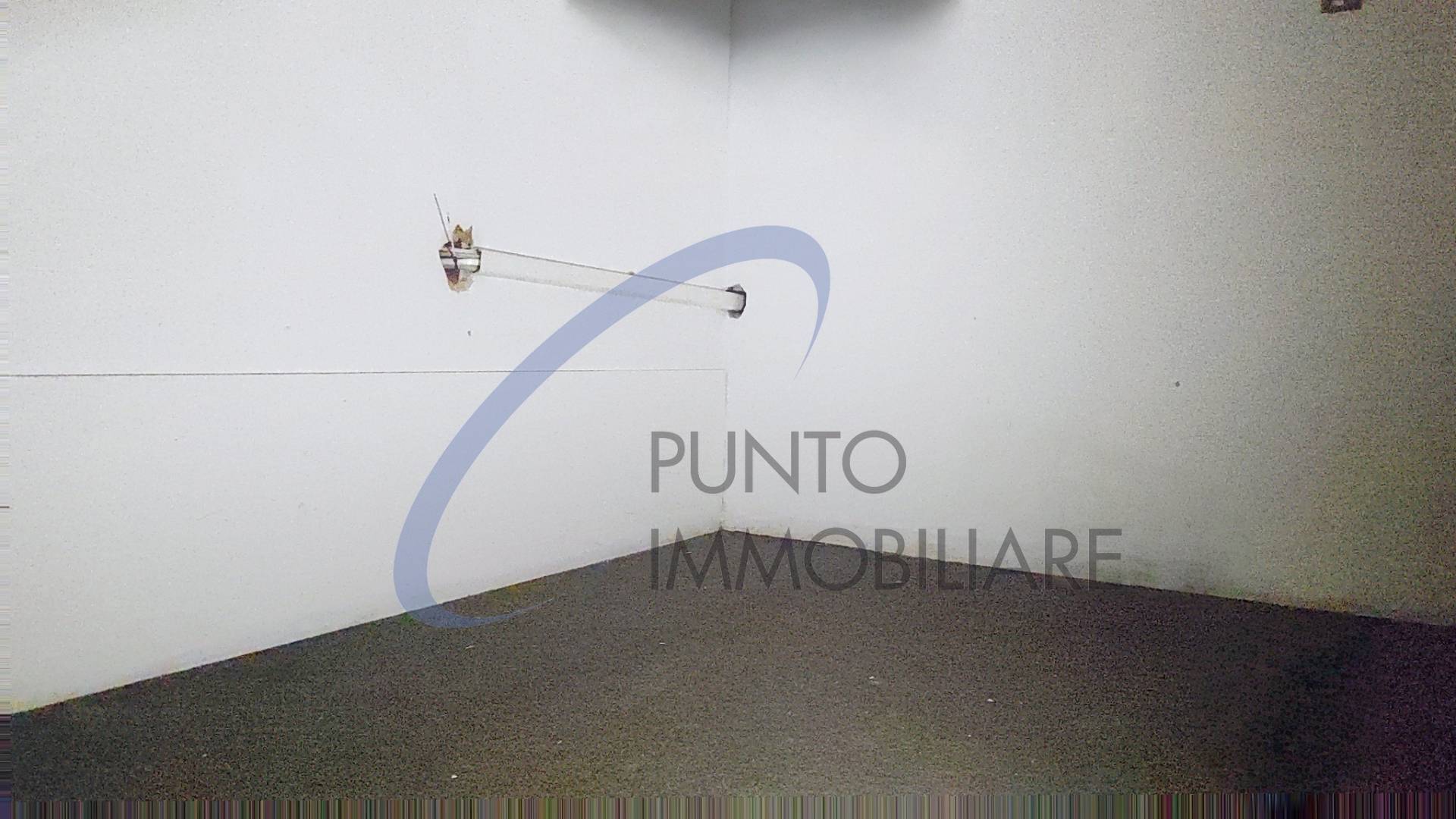 Locale commerciale in affitto a Chiavari, Centro