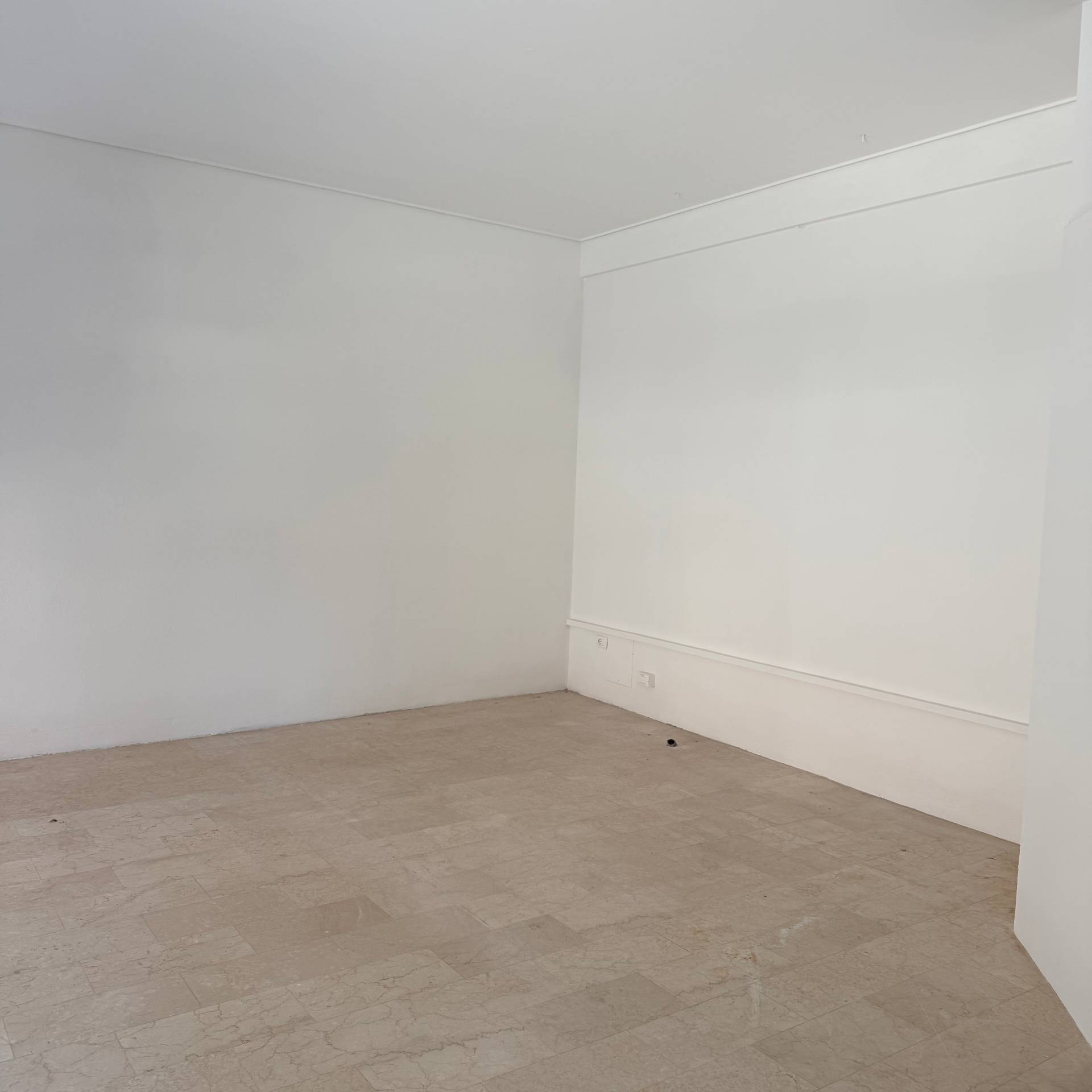 Locale commerciale in affitto a Mantova, Centro storico