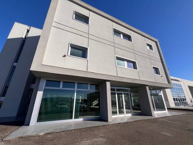 Locale commerciale in vendita a Porto Mantovano